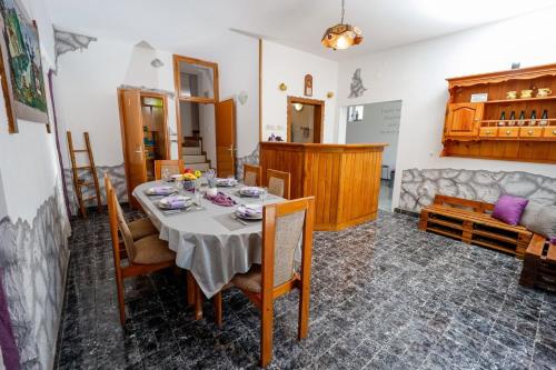 ヤストレバースコにあるFamily friendly house with a parking space Jastrebarsko, Prigorje - 20705のテーブルと椅子のあるダイニングルーム