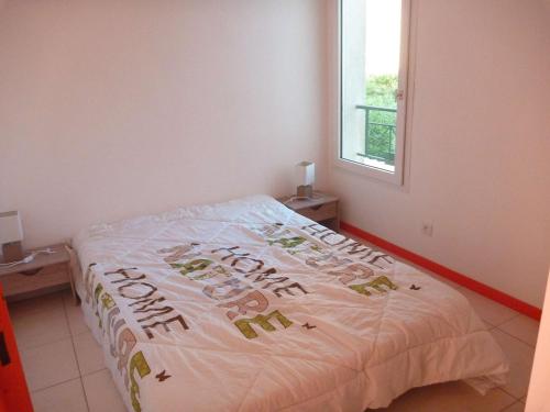 une chambre avec un lit avec un panneau dessus dans l'établissement Maison spacieuse avec piscine, tennis et terrasse, parking privé à Marseillan - FR-1-387-163, à Marseillan