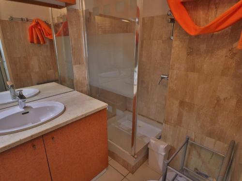 une salle de bain avec une douche, un lavabo et des toilettes dans l'établissement Appartement climatisé en front de mer à Sète avec piscine, garage et WIFI - FR-1-472A-203, à Sète