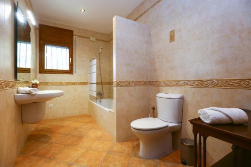 a bathroom with a toilet and a shower and a sink at Aliga Villa in Alcover