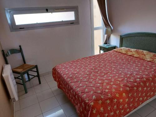 une chambre avec un lit, une chaise et une fenêtre dans l'établissement Appartement T2 4 pers - Grau d'Agde, Front de Mer - FR-1-423-201, au Grau-dʼAgde