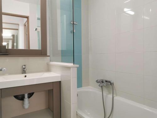 une salle de bain avec une douche, un lavabo et des toilettes dans l'établissement Appartement rénové 2 pièces Cannes, plage, piscines, parking privé - FR-1-609-5, à Cannes
