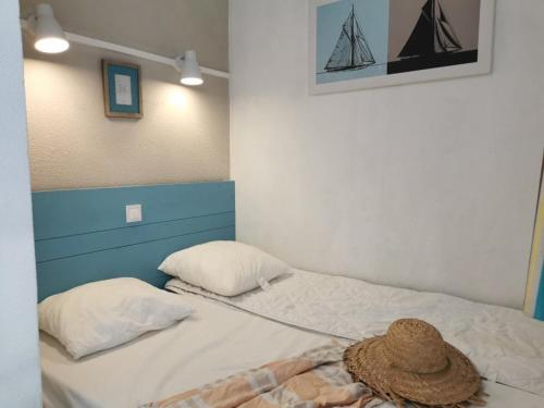 un lit avec un chapeau installé au-dessus dans l'établissement Appartement rénové 2 pièces Cannes, plage, piscines, parking privé - FR-1-609-5, à Cannes