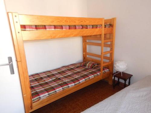 quelques lits superposés dans une chambre dans l'établissement T3 avec piscine à 100m de la plage à Bormes-les-Mimosas - FR-1-610-11, à Bormes-les-Mimosas