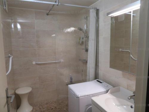 a bathroom with a shower and a toilet and a sink at T2 3 étoiles à la Favière avec piscine et parking - FR-1-610-4 in Bormes-les-Mimosas