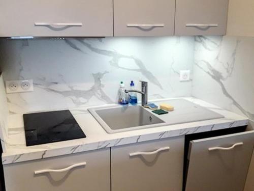 une cuisine avec un évier et un plan de travail dans l'établissement T2 cabine avec terrasse à La Favière, proche plages et commerces - FR-1-610-20, à Bormes-les-Mimosas