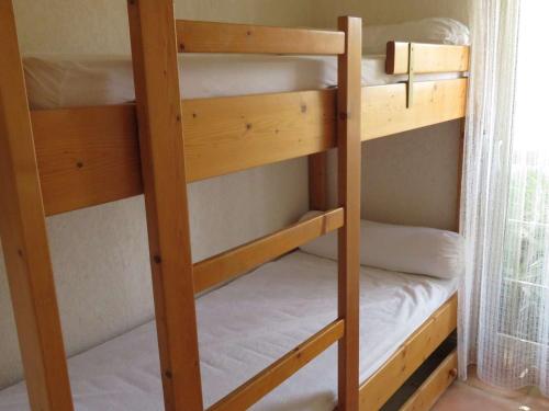 quelques lits superposés dans une chambre dans l'établissement T2 cabine avec terrasse à La Favière, proche plages et commerces - FR-1-610-20, à Bormes-les-Mimosas