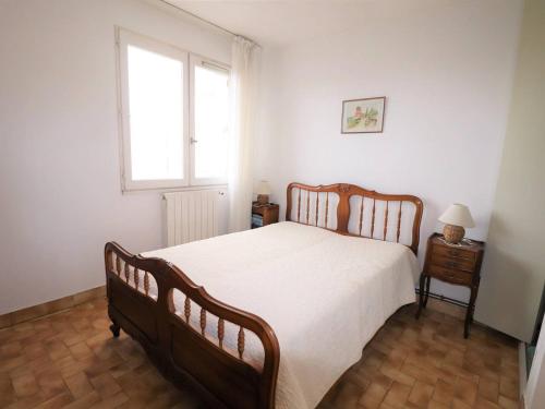 - une chambre avec un grand lit et une fenêtre dans l'établissement Appartement Le Grau-du-Roi, 2 pièces, 5 personnes - FR-1-307-155, au Grau-du-Roi