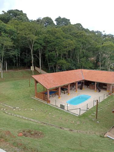 an overhead view of a house with a pool at Recanto Quina da Mata in Santo Antônio do Pinhal