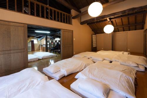 Giường trong phòng chung tại 金色の里別荘 x BBQ x 岩風呂