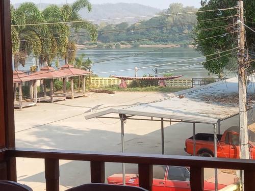una vista di un lago da un balcone di Welcome holiday a Chiang Khan