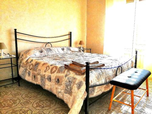 - une chambre avec un grand lit et une chaise dans l'établissement Novara Suite, à Novara