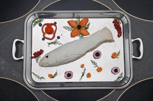 a tray with a fish and vegetables on it at Hotel & Loisir Le Ruote in Roveleto