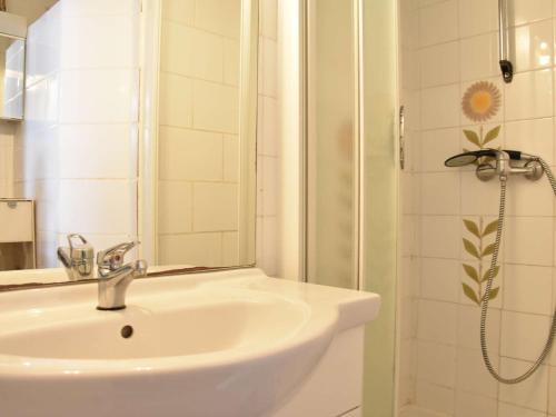 une salle de bain avec un lavabo et une douche avec un miroir dans l'établissement Appartement 2 pièces avec climatisation, proche plage - Gruissan - FR-1-229-788, à Gruissan
