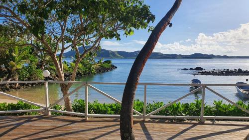 Blick auf einen Wasserkörper mit einer hölzernen Promenade in der Unterkunft Coralview Island Resort in Tavewa