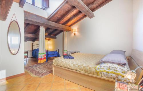 um quarto com uma cama num quarto com tectos em madeira em 2 Bedroom Gorgeous Apartment In Monte Antico em Monte Antico