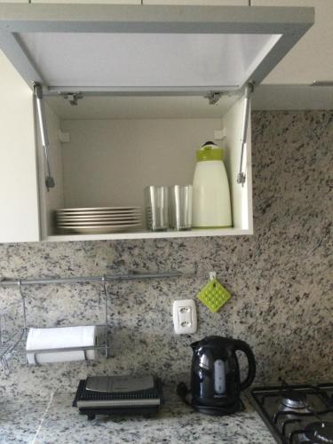 Kuchyň nebo kuchyňský kout v ubytování Conforto e simplicidade no centro da cidade