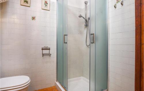 uma casa de banho com um chuveiro e um WC. em 2 Bedroom Gorgeous Apartment In Monte Antico em Monte Antico