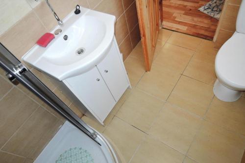 Koupelna v ubytování Cottage by the lake in Wiselka near the sea