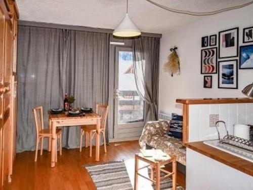 une cuisine et un salon avec une table et des chaises dans l'établissement Studio cosy avec lit escamotable et accès facile aux pistes à Montgenèvre - FR-1-266-183, à Montgenèvre