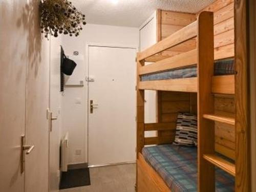 - une chambre avec 2 lits superposés et une porte dans l'établissement Studio cosy avec lit escamotable et accès facile aux pistes à Montgenèvre - FR-1-266-183, à Montgenèvre