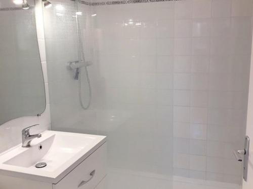 baño blanco con ducha y lavamanos en Appartement Bormes-les-Mimosas, 2 pièces, 5 personnes - FR-1-610-74, en Bormes-les-Mimosas