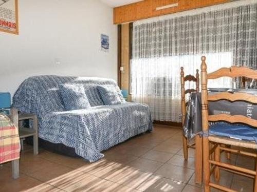 une chambre avec un lit et une fenêtre dans l'établissement Studio confortable pour 4 pers. avec kitchenette et parking à Montgenèvre - FR-1-266-189, à Montgenèvre