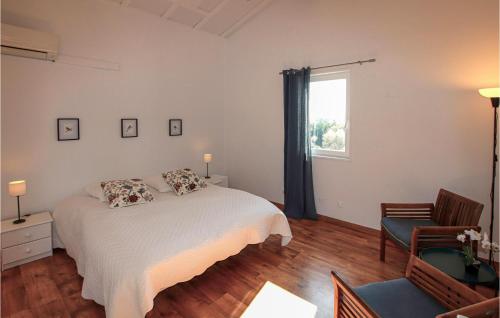 Un pat sau paturi într-o cameră la Cozy Home In Sauzet With Wifi