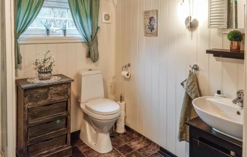 a bathroom with a toilet and a sink and a window at 2 Bedroom Awesome Home In Moi in Moi