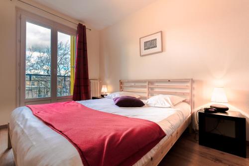 ル・アーヴルにあるLes app'ART - Le Havre Centre St Josephのベッドルーム1室(赤毛布付きの大型ベッド1台付)