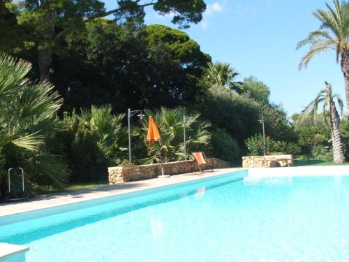 Duca di Castelmonte tesisinde veya buraya yakın yüzme havuzu