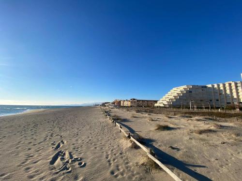 Studio en Bord de Mer, 4 Couchages, Parking Privé, Près des Commodités et Parc Aqualand