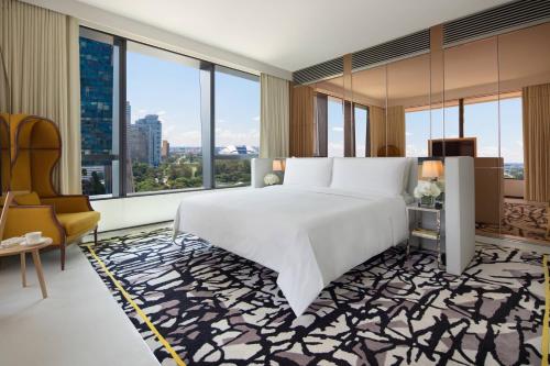 En eller flere senge i et værelse på JW Marriott Hotel Singapore South Beach