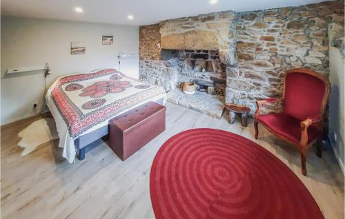 Schlafzimmer mit einem Bett und einem Steinkamin in der Unterkunft Stunning Home In Plouguerneau With Kitchen in Plouguerneau