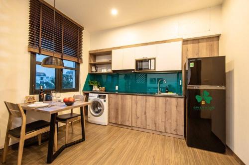 eine Küche mit einem Esstisch und einem Kühlschrank in der Unterkunft PARKVIEW Apartments in Haiphong