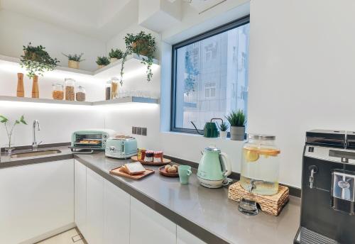 Kuchyň nebo kuchyňský kout v ubytování Urbanwood Ap Lei Chau