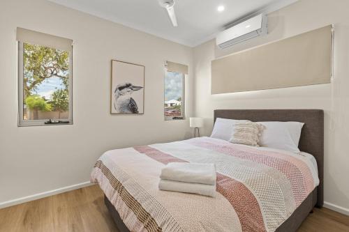 Cable Beach的住宿－Tiki's Pearl Villa Broome，一间卧室设有一张床和一个窗口