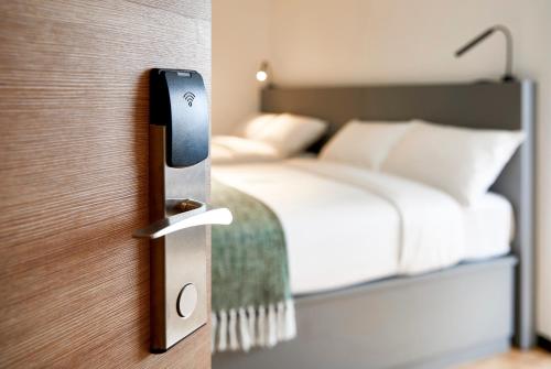a doorhandle to a bedroom with a bed at Urbanwood Ap Lei Chau in Hong Kong