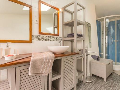 une salle de bain avec un lavabo et un miroir dans l'établissement Gîte tranquille à Pornic avec jardin privé, WiFi et garage vélos - FR-1-306-1058, à Pornic