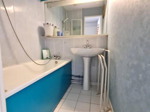 une salle de bain avec un lavabo et une baignoire et un lavabo dans l'établissement T2 climatisé avec piscine, tennis et parking à 200 m des plages - FR-1-316-96, à Six-Fours-les-Plages