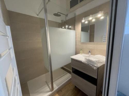 une salle de bain avec douche et lavabo dans l'établissement Superbe Villa Spacieuse avec Jardin et Pétanque, Idéale pour Familles à Arcachon - FR-1-374-33, à Arcachon