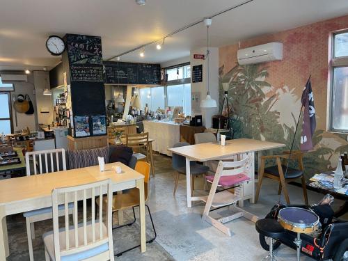 a restaurant with tables and chairs in a room at 南紀くまのいえ-WAKAYAMA・古座- in Kushimoto