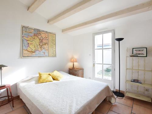 ル・ボワ・プラージュ・アン・レにあるVilla Le Bois-Plage-en-Ré, 6 pièces, 10 personnes - FR-1-258-88の白いベッドルーム(ベッド1台付)と壁の地図