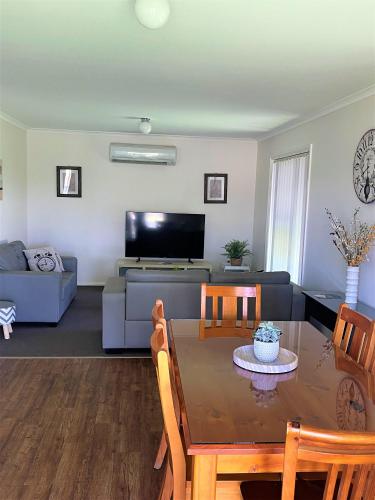 Χώρος καθιστικού στο DBJ Holiday Units