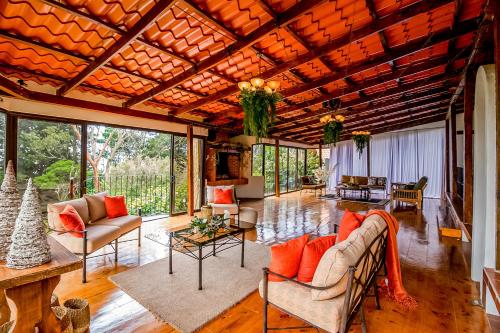 a large living room with a wooden ceiling at Montana Zurqui in San José de la Montaña