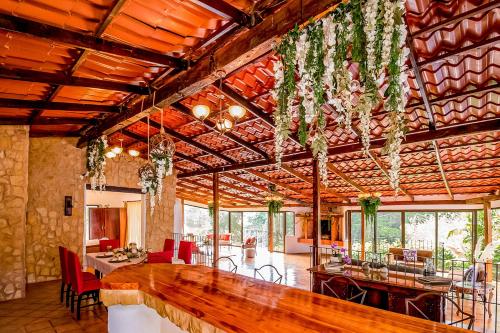 a large living room with a wooden ceiling and a dining room at Montana Zurqui in San José de la Montaña