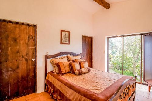 a bedroom with a bed and a large window at Montana Zurqui in San José de la Montaña