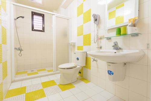 埔里にあるSeven Dwarfs Travel Stackのトイレ、洗面台、シャワー付きのバスルーム