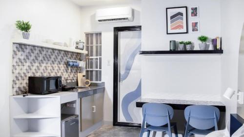 Η κουζίνα ή μικρή κουζίνα στο Hive Manila Guesthouse and Apartments 400 Mbps - Gallery Studio