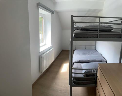 um quarto com 2 beliches e uma janela em Cocoon em Stavelot